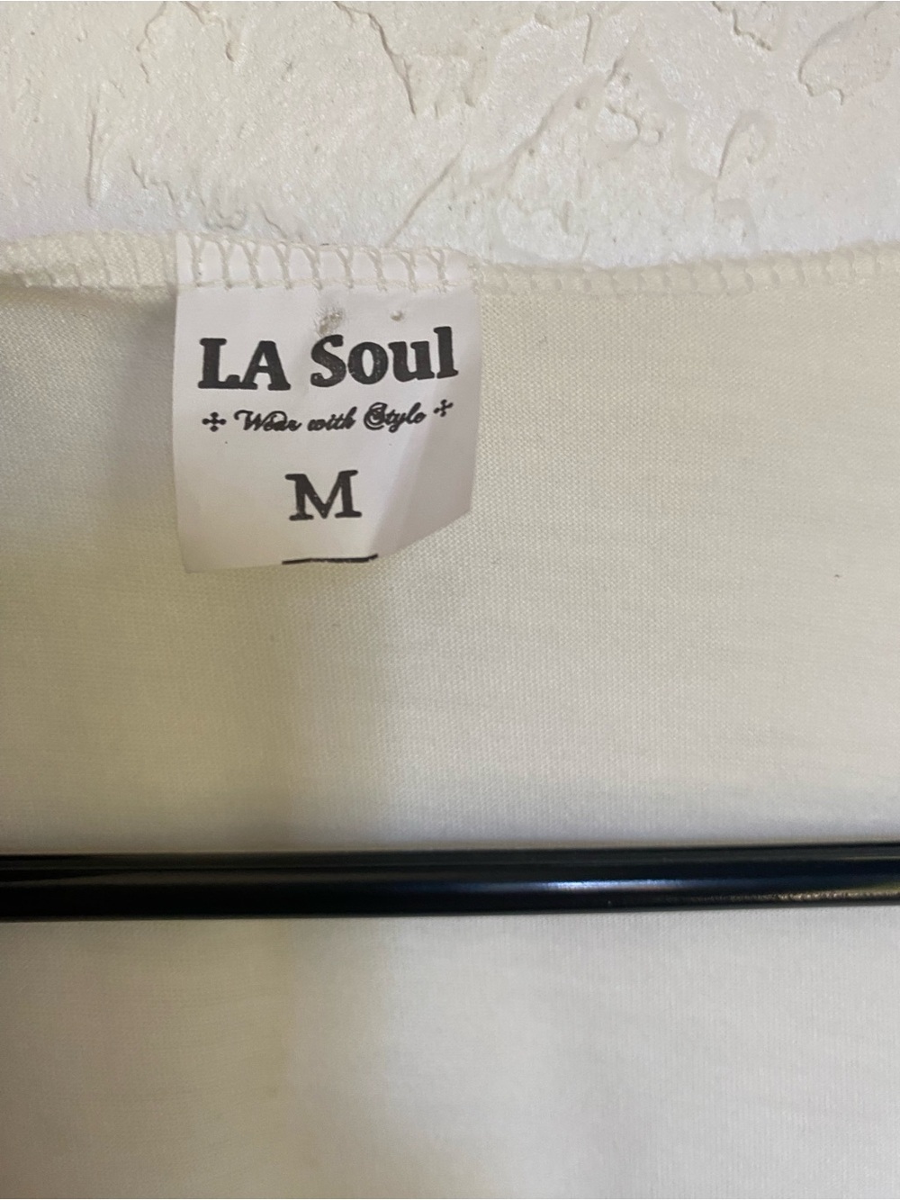 LA Soul Bundle of 3 Medium Graphic Tanks - Picture 8 of 14